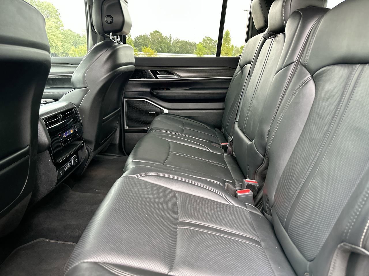 Used 2023 Jeep Wagoneer Series III w/ Preferred Equipment Group image 15