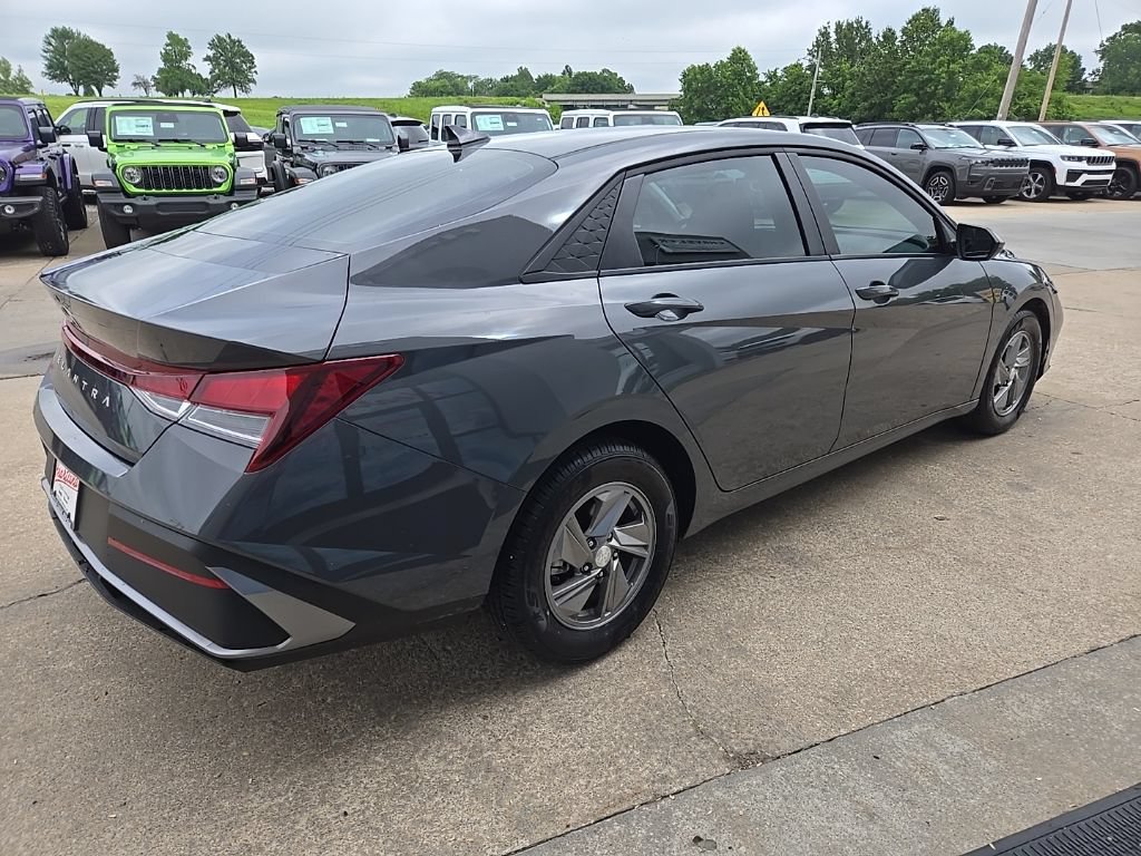 Used 2025 Hyundai Elantra SE FWD image 12