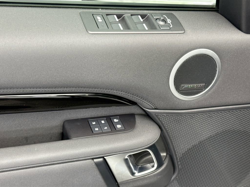 Certified 2025 Land Rover Discovery S image 22