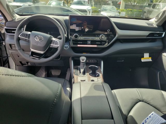 Used 2026 Toyota Highlander Limited image 12