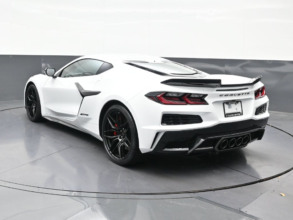 Used 2027 Chevrolet Corvette Z06 RWD image 3
