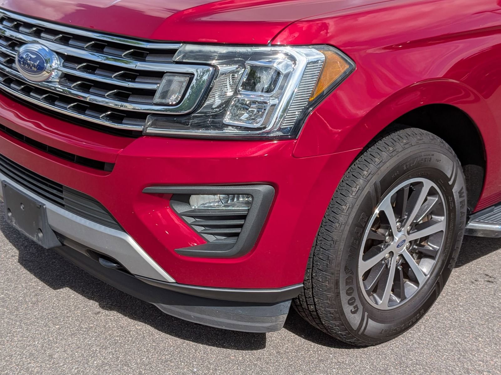 Used 2019 Ford Expedition XLT w/ Equipment Group 202A AWD/4WD image 9