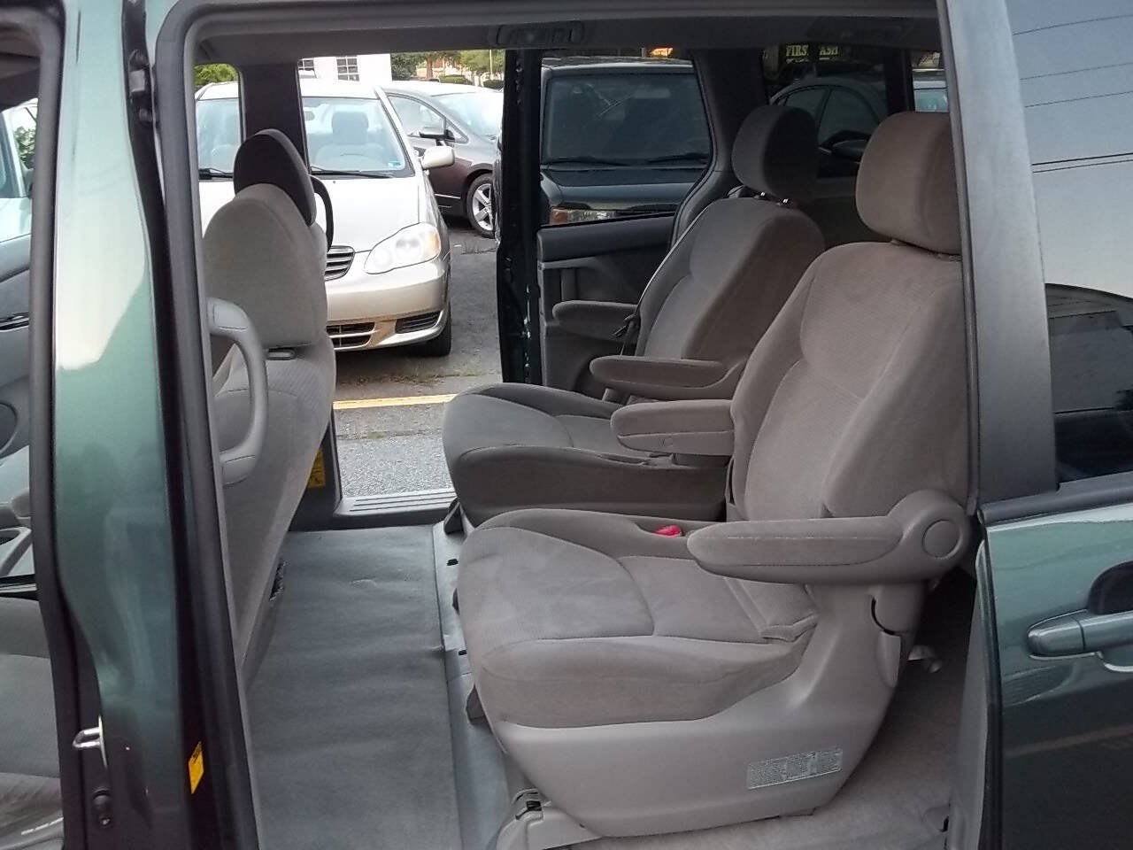 Used 2004 Toyota Sienna LE w/ LE Pkg 7 FWD image 9