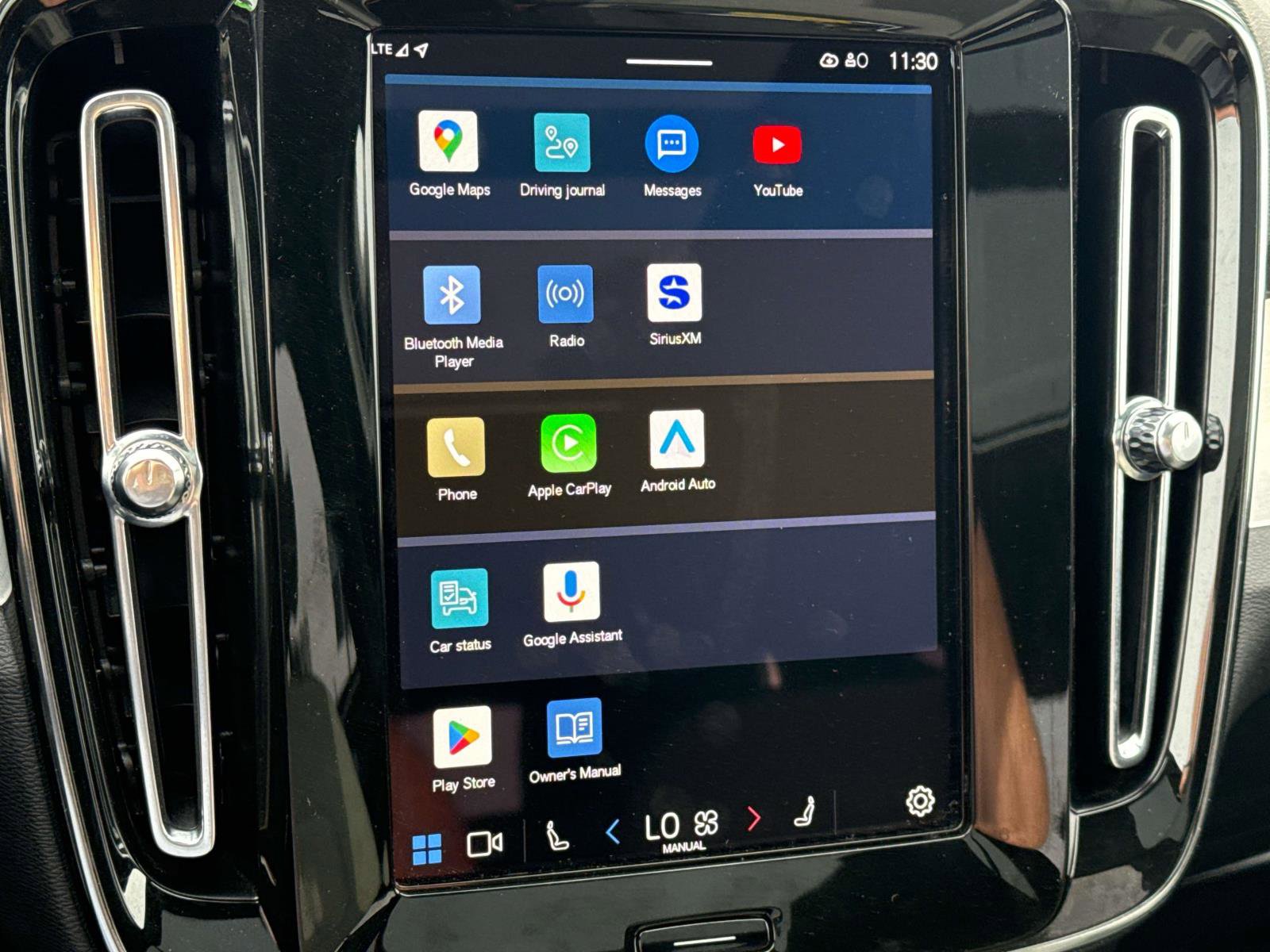 Used 2024 Volvo XC40 B5 Core image 21