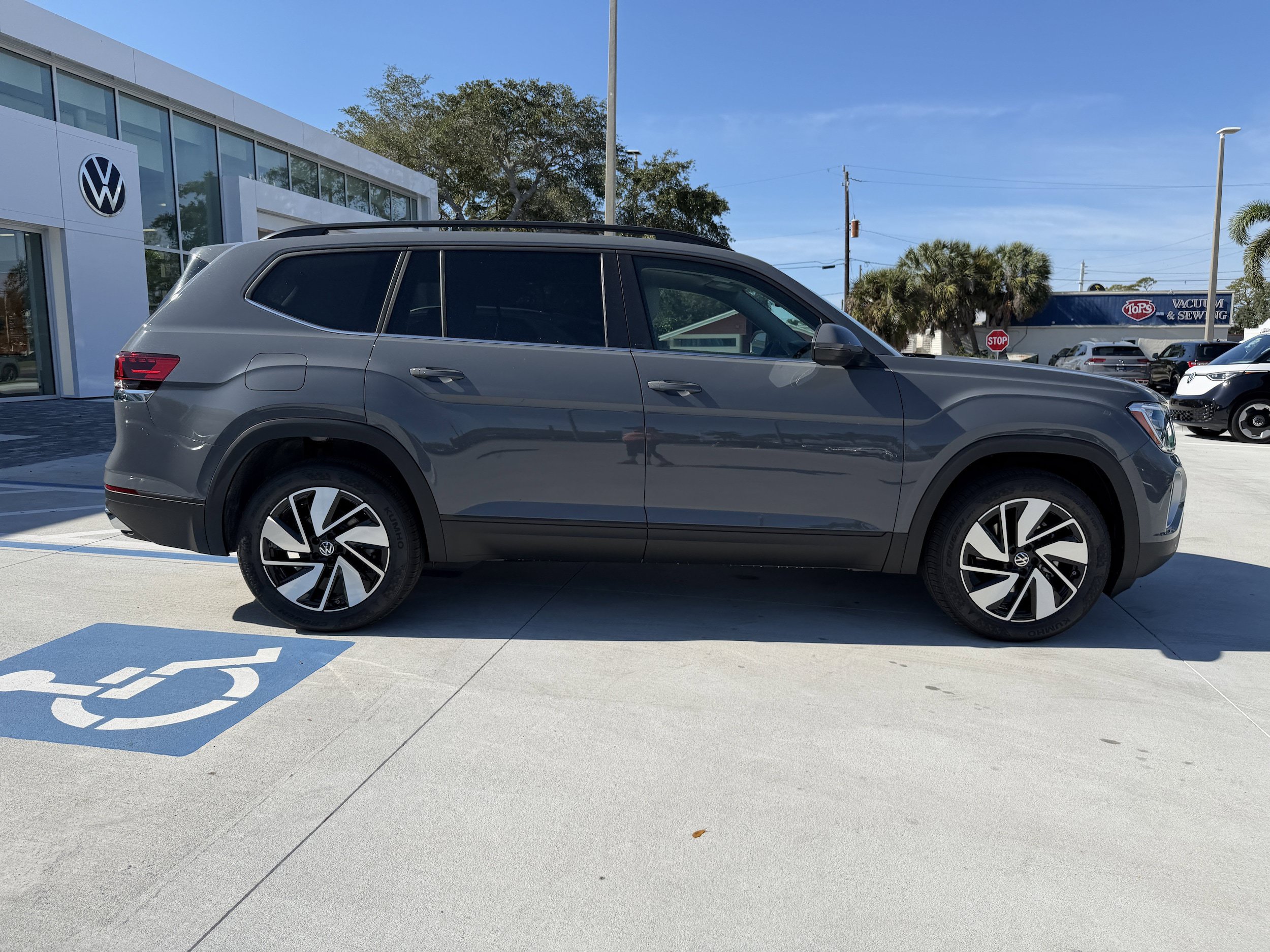 New 2026 Volkswagen Atlas SE AWD/4WD image 2