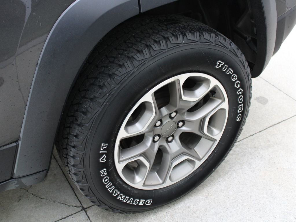 Used 2021 Jeep Cherokee Trailhawk image 37