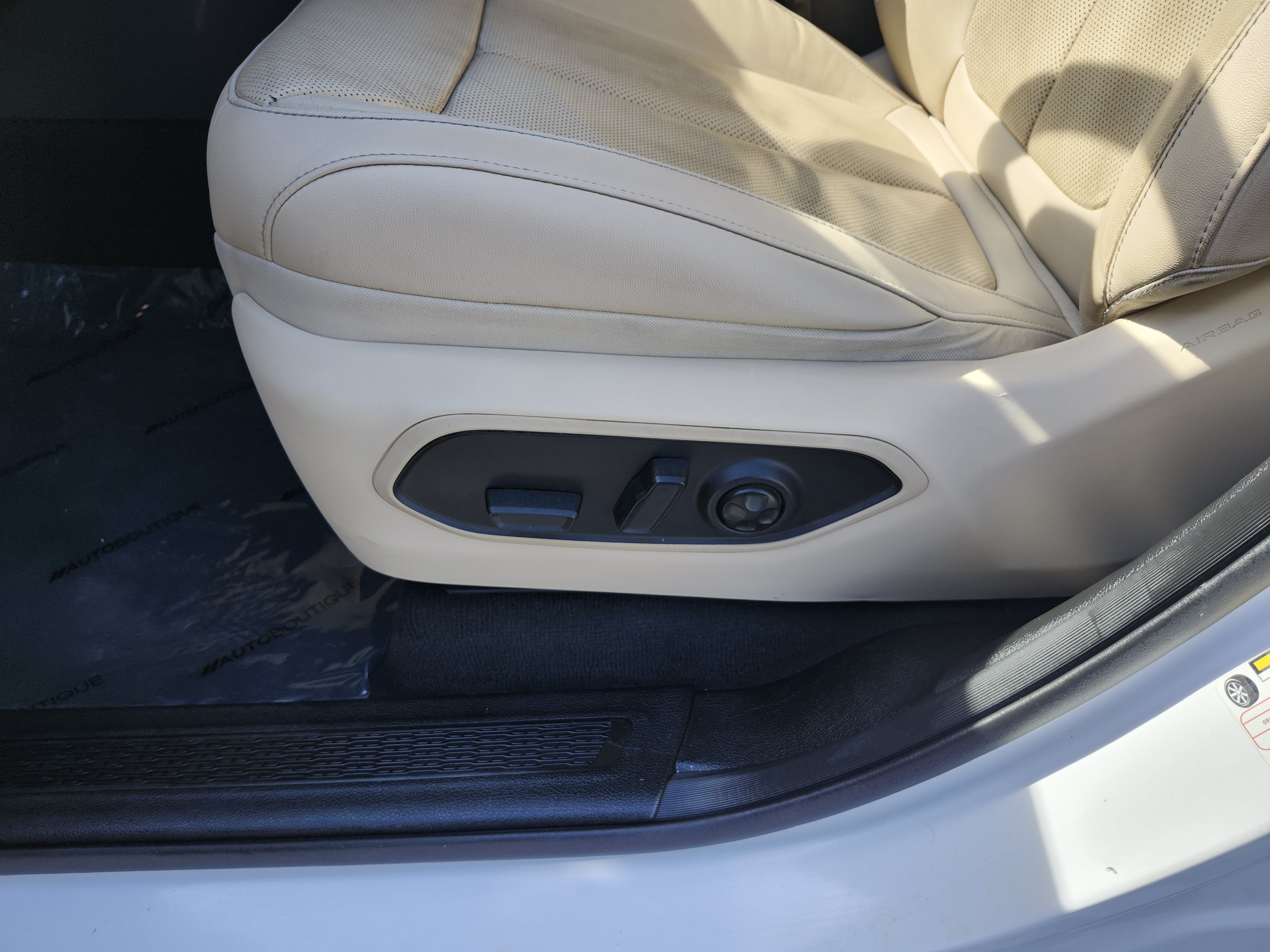 Used 2023 Jeep Grand Cherokee Limited w/ Luxury Tech Group II RWD image 26