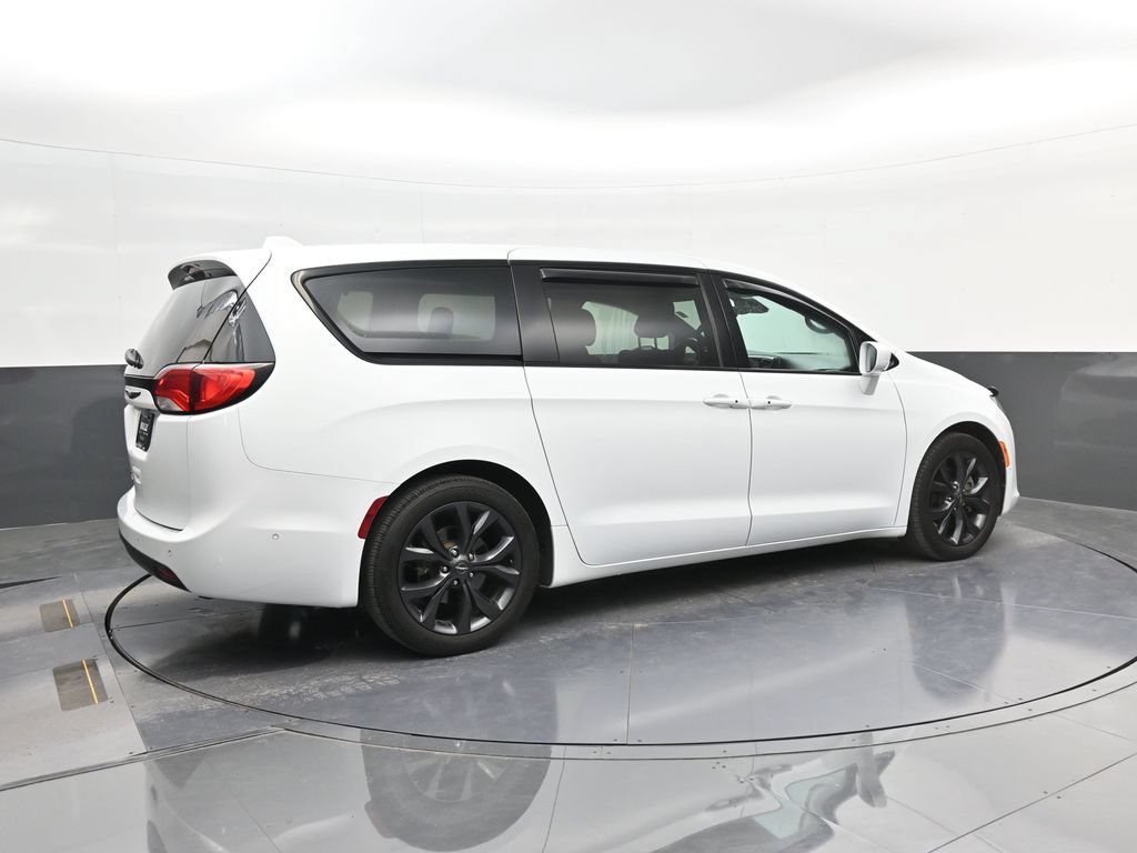 Used 2019 Chrysler Pacifica Touring Plus w/ Advanced Safetytec Group FWD image 8