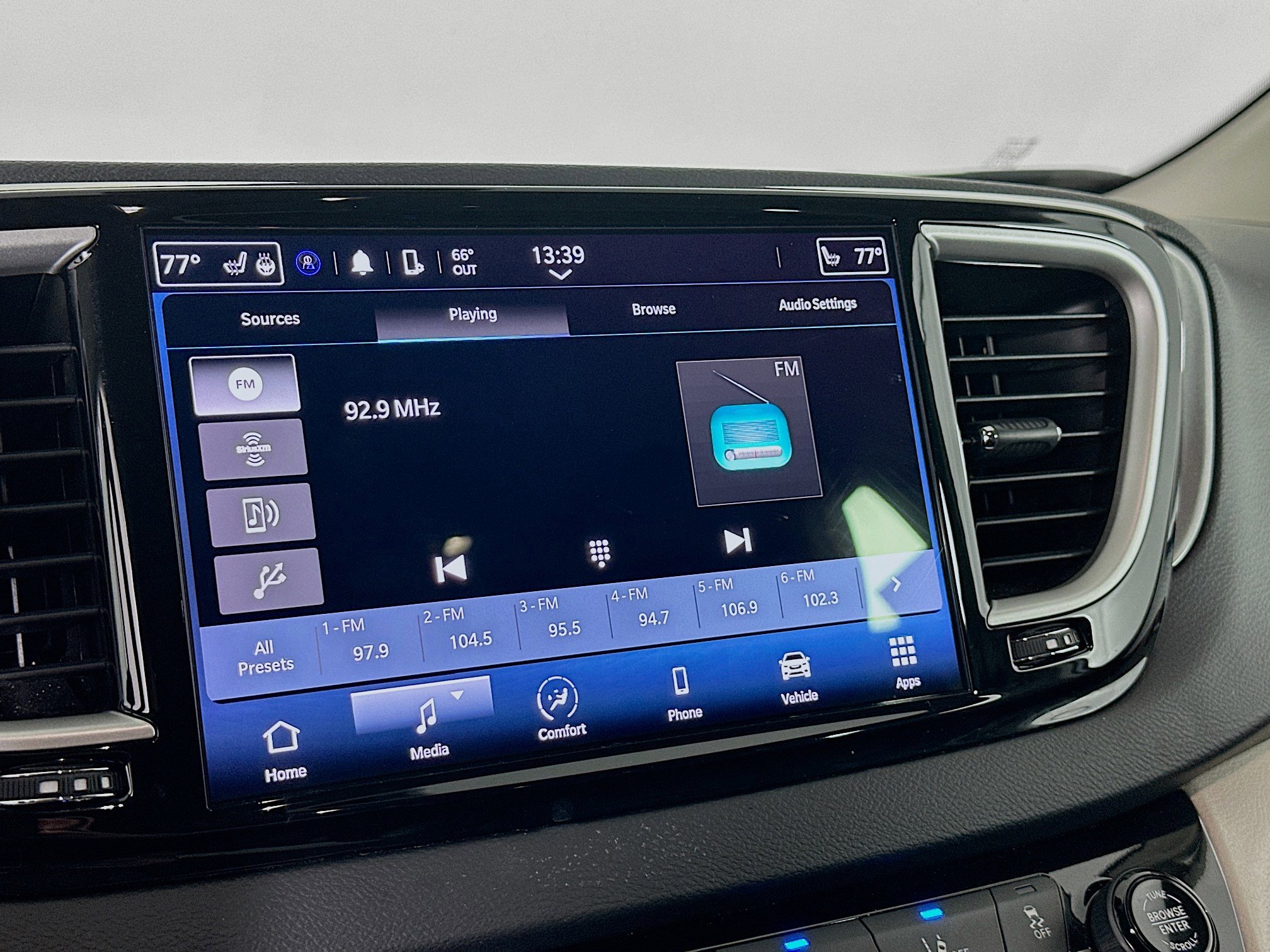 Used 2024 Chrysler Pacifica Touring-L FWD image 21