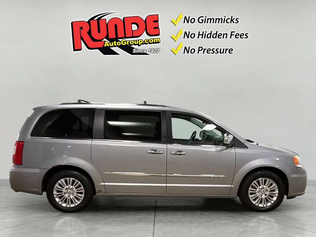 Used 2015 Chrysler Town & Country Limited Platinum FWD image 7