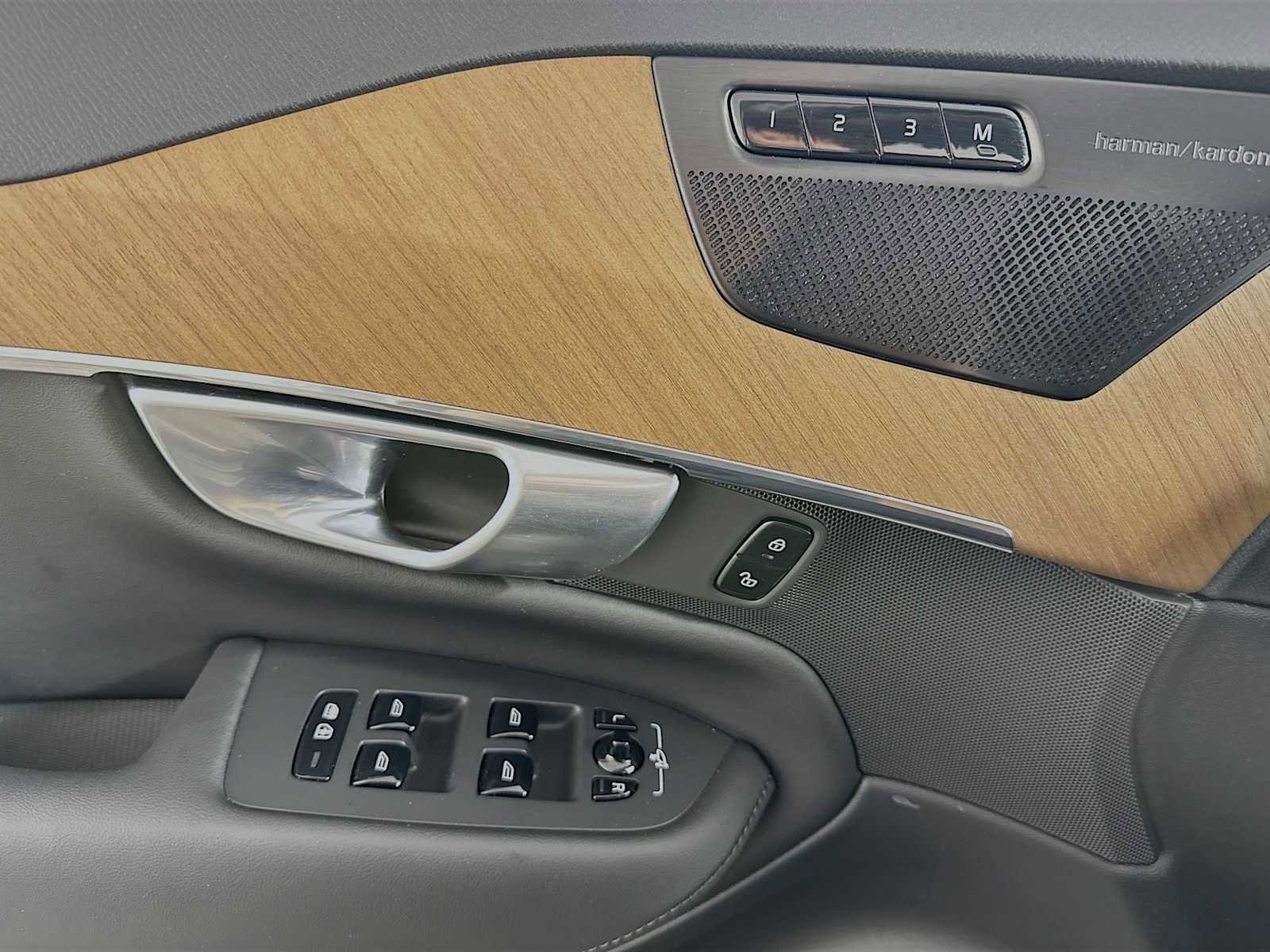 Certified 2025 Volvo XC90 T8 Plus w/ Protection Package Premier image 17