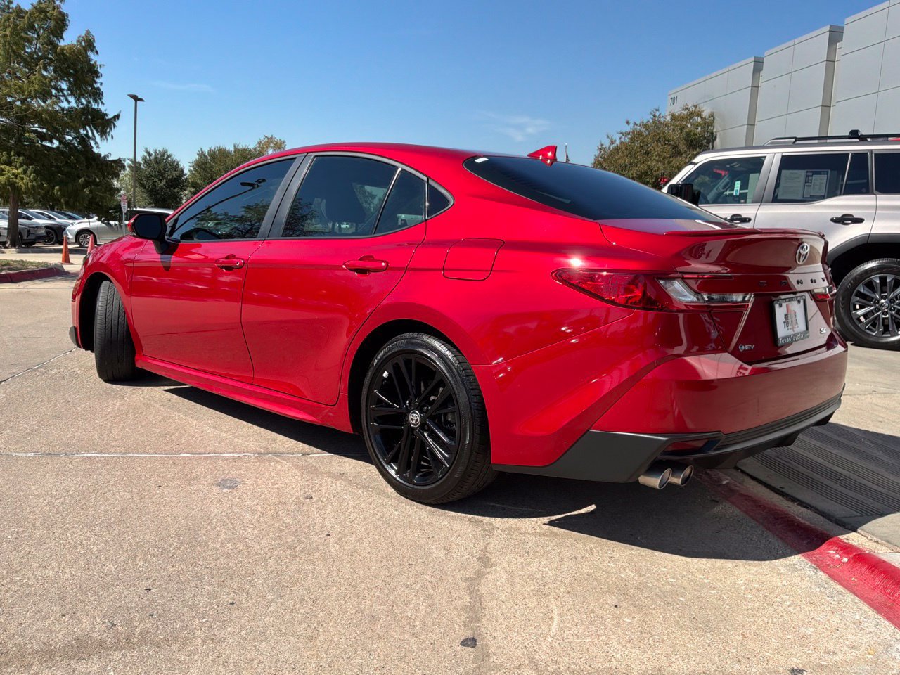 Used 2025 Toyota Camry SE w/ Convenience Package FWD image 8