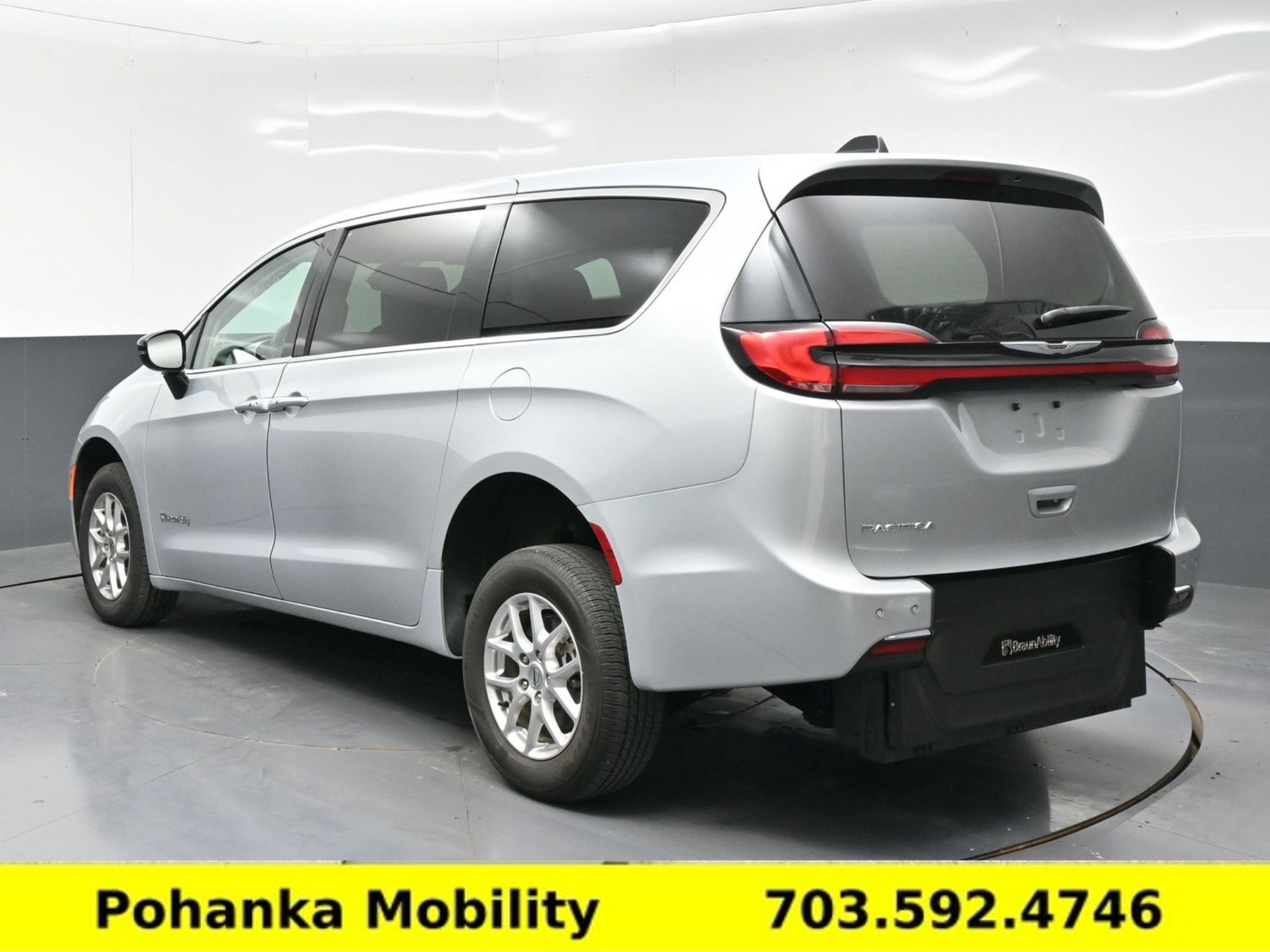 Used 2024 Chrysler Pacifica Touring-L FWD image 7