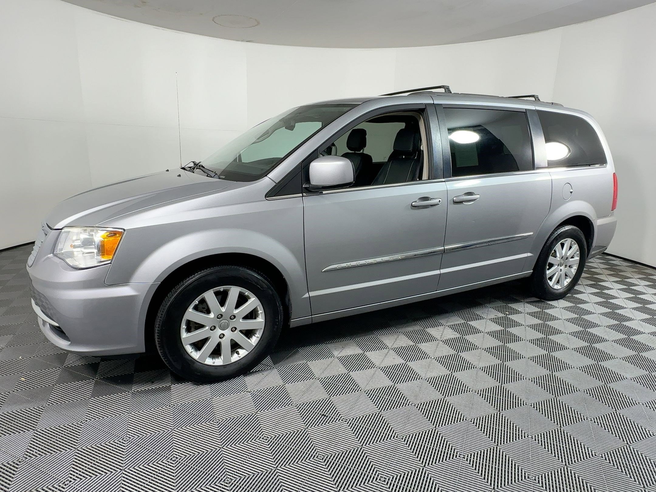 Used 2014 Chrysler Town & Country Touring image 19
