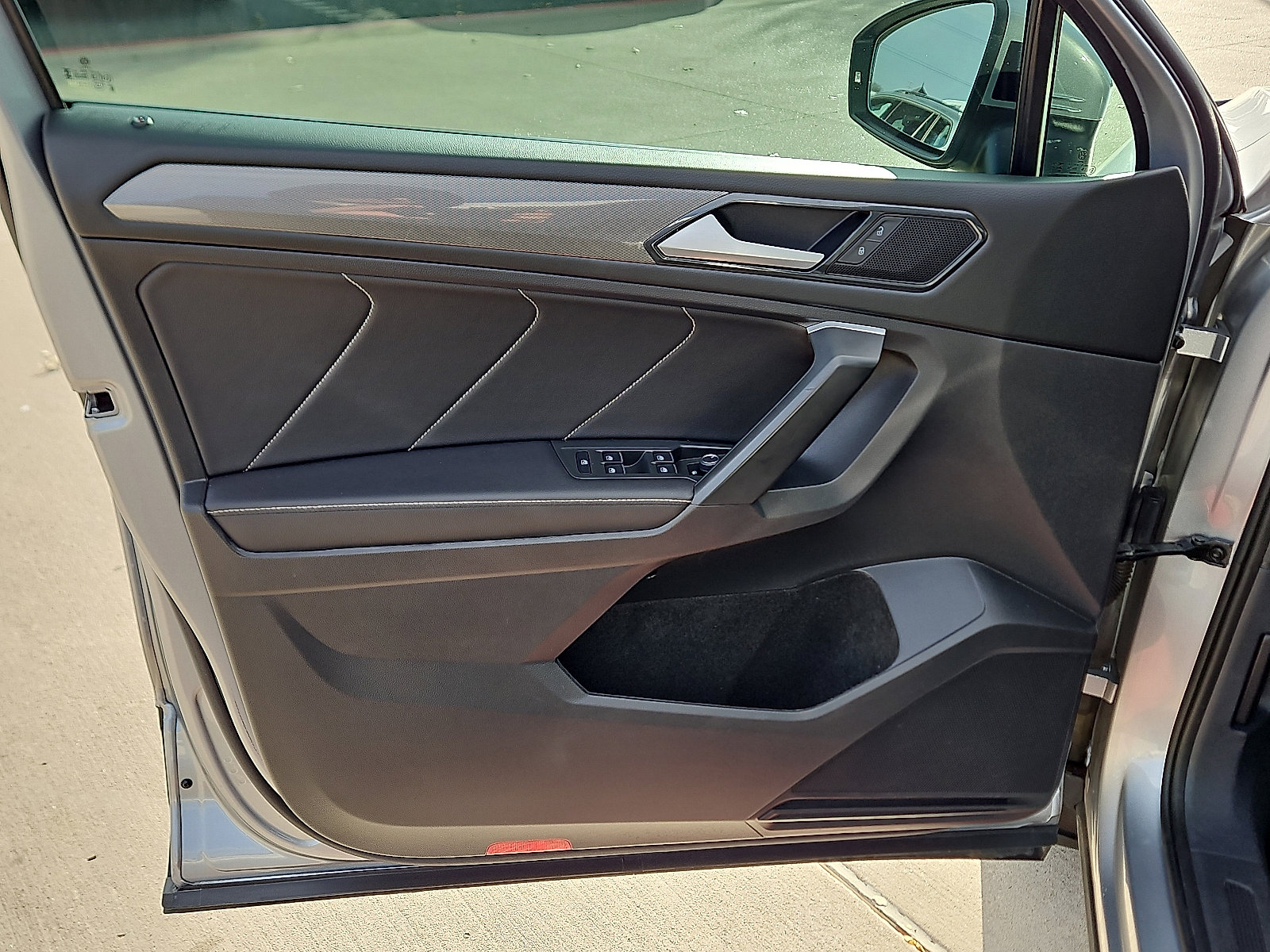 Certified 2023 Volkswagen Tiguan SE w/ Panoramic Sunroof Package image 13