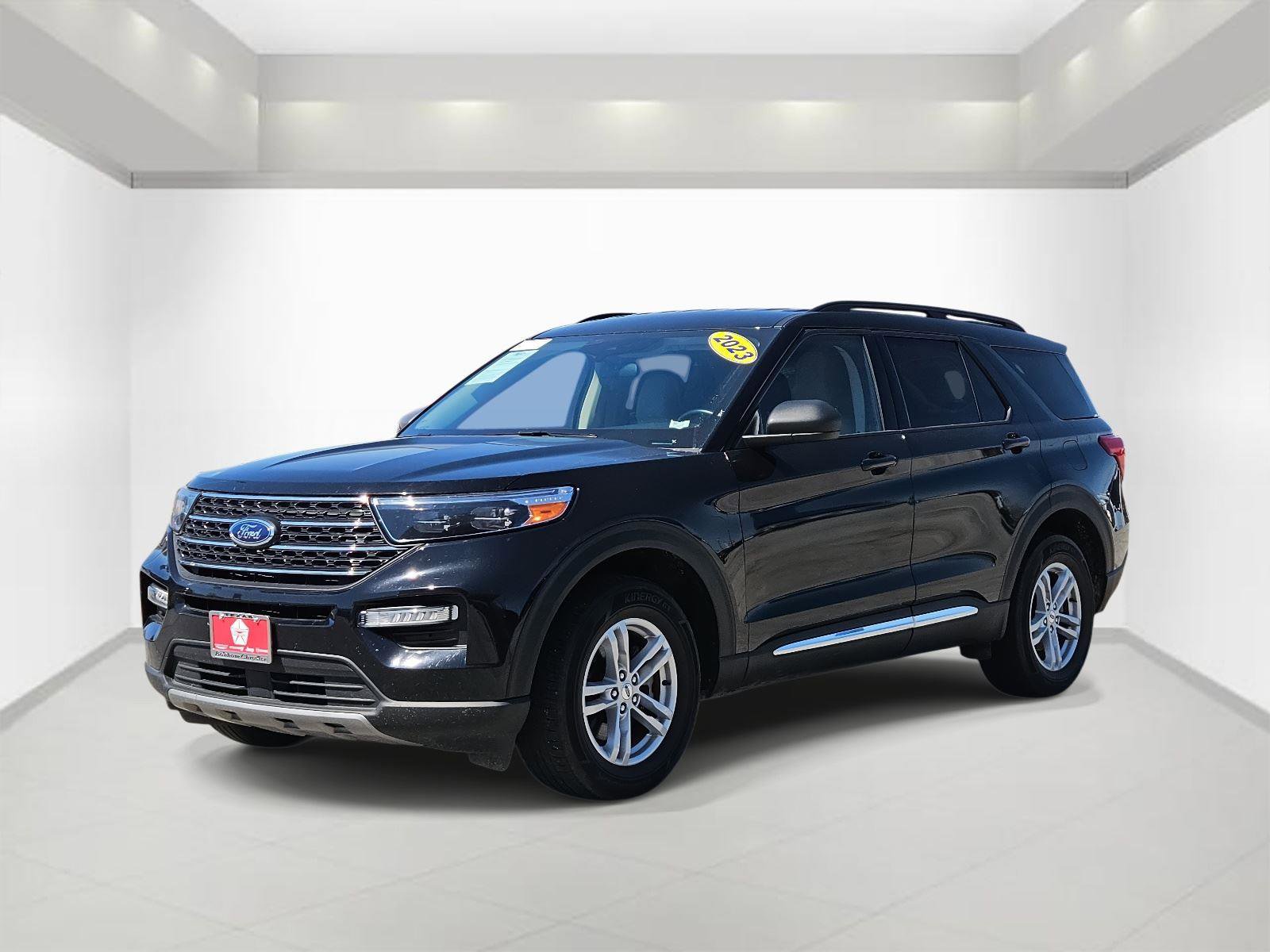 Used 2023 Ford Explorer XLT w/ Equipment Group 202A image 3