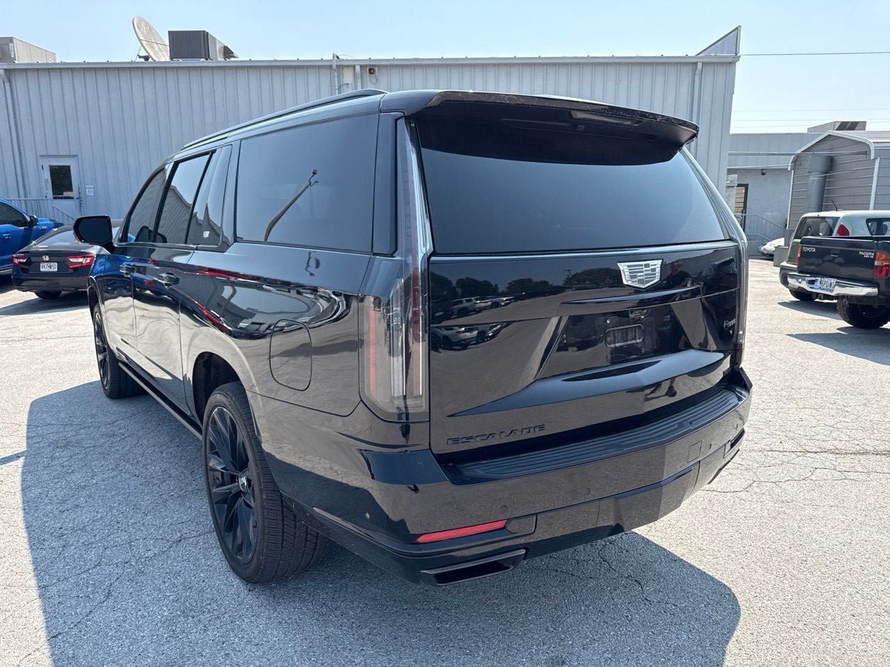 Used 2025 Cadillac Escalade ESV Sport Platinum w/ LPO, ONYX Package AWD/4WD image 9