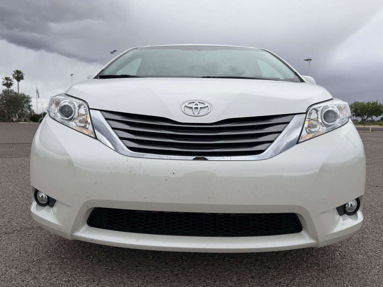 Used 2017 Toyota Sienna XLE w/ XLE Navigation Package FWD image 9