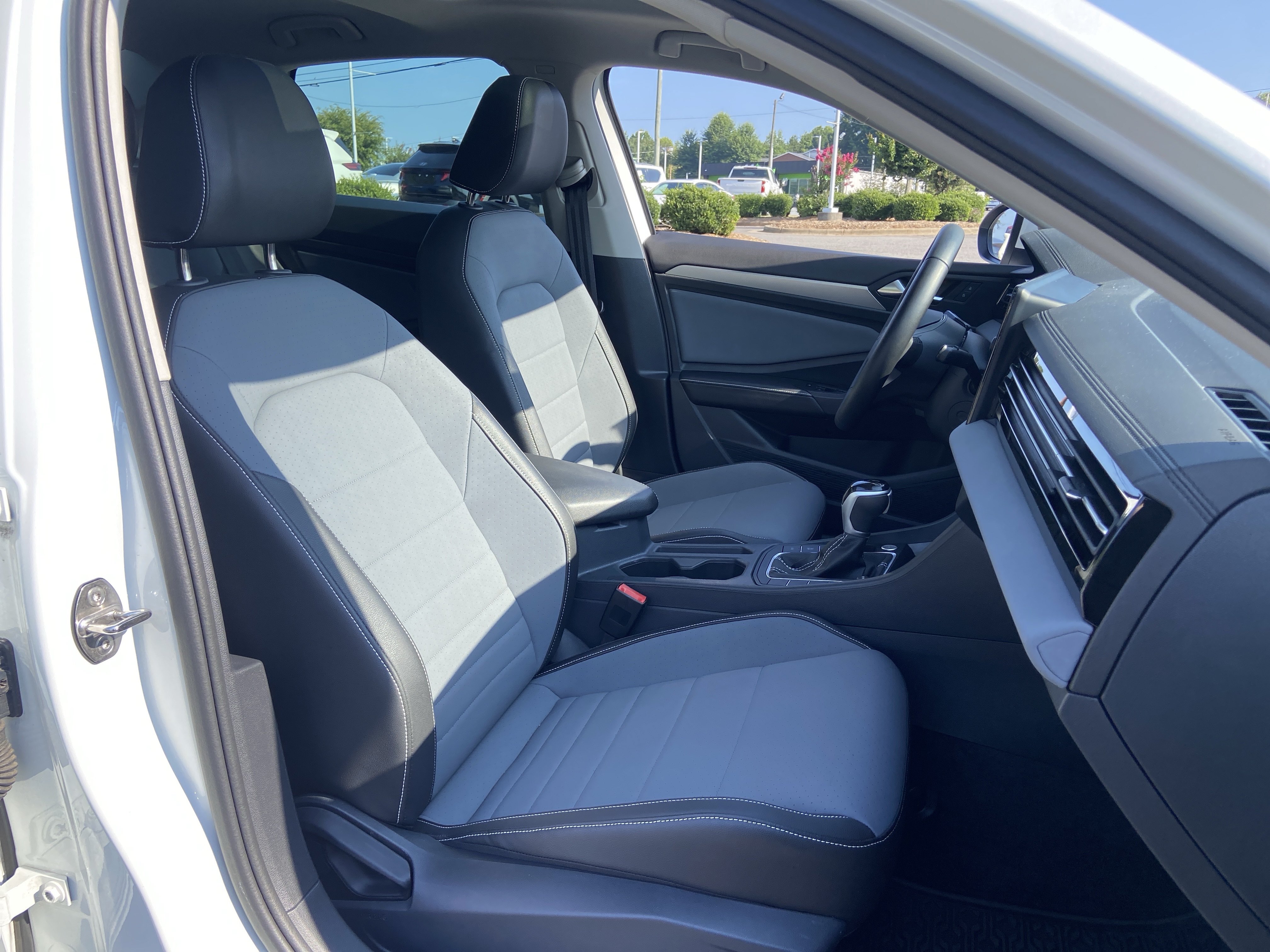 Used 2025 Volkswagen Jetta SE FWD image 18