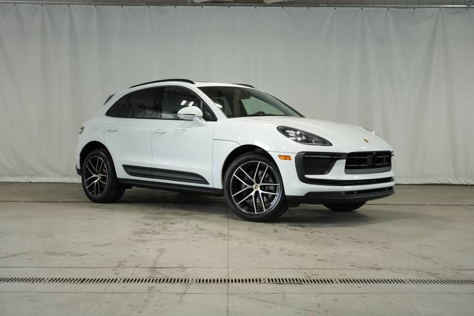 Certified 2025 Porsche Macan AWD/4WD image 9