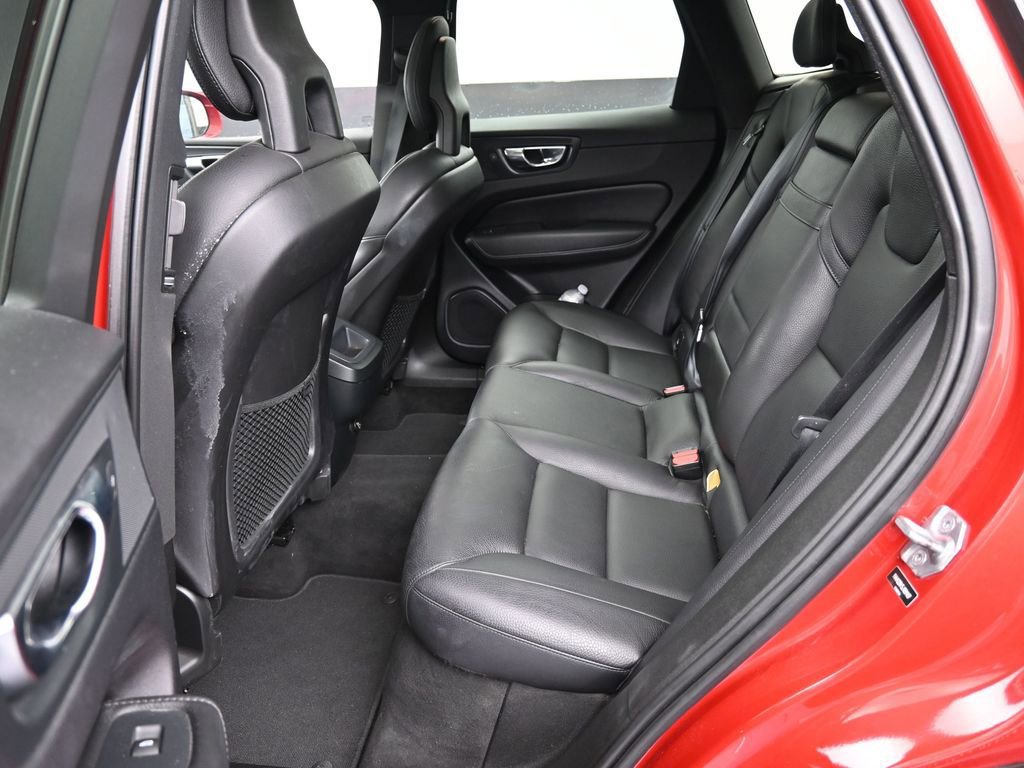 Used 2018 Volvo XC60 T6 Momentum w/ Advanced Package image 21