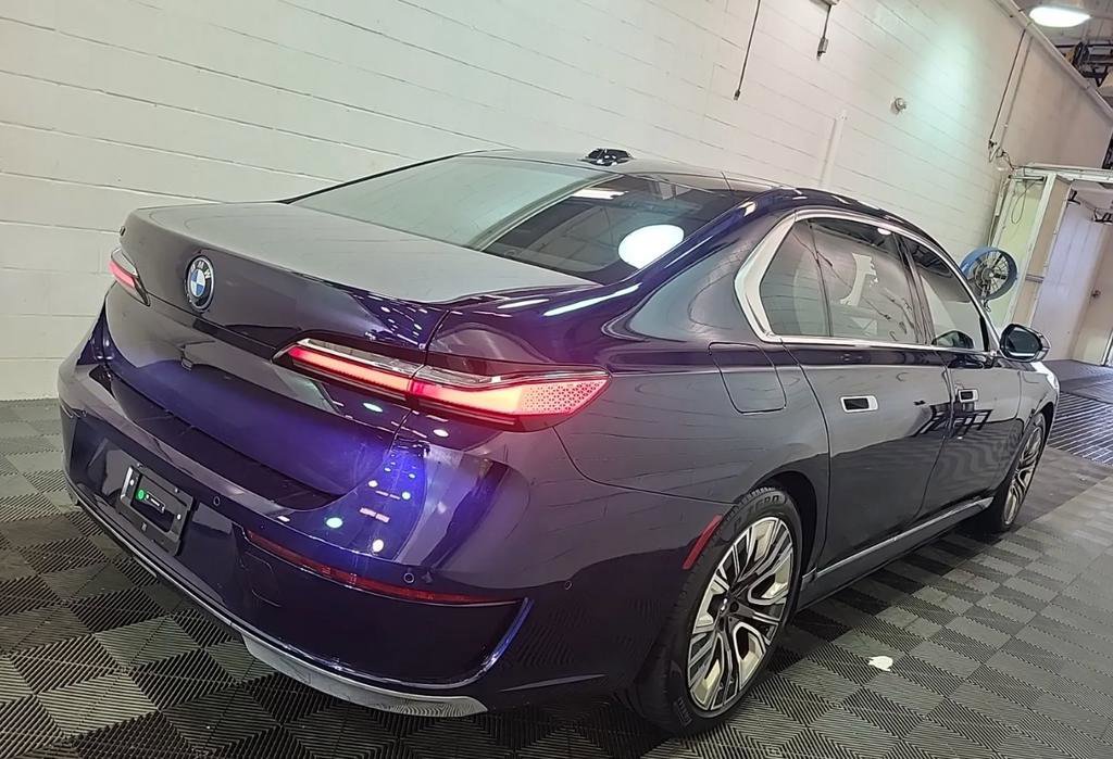 Used 2023 BMW i7 xDrive60 AWD/4WD image 2