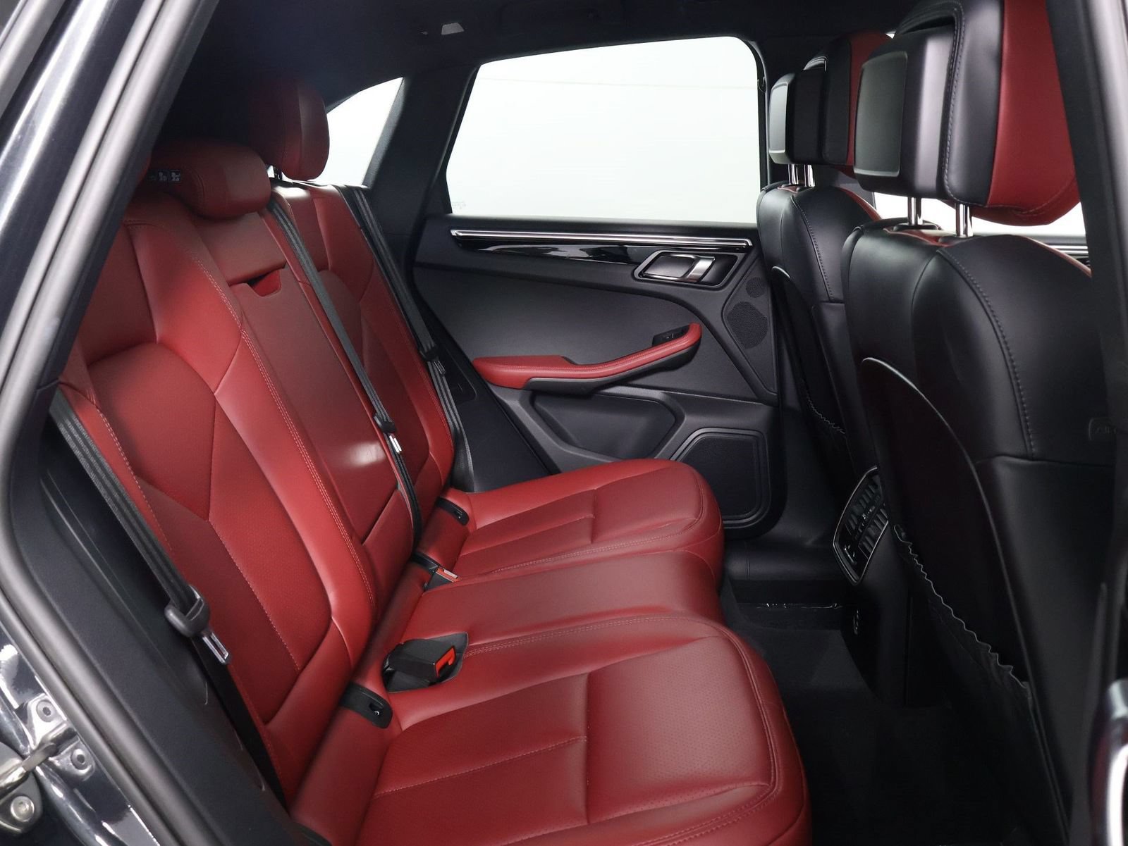 Certified 2024 Porsche Macan AWD/4WD image 32