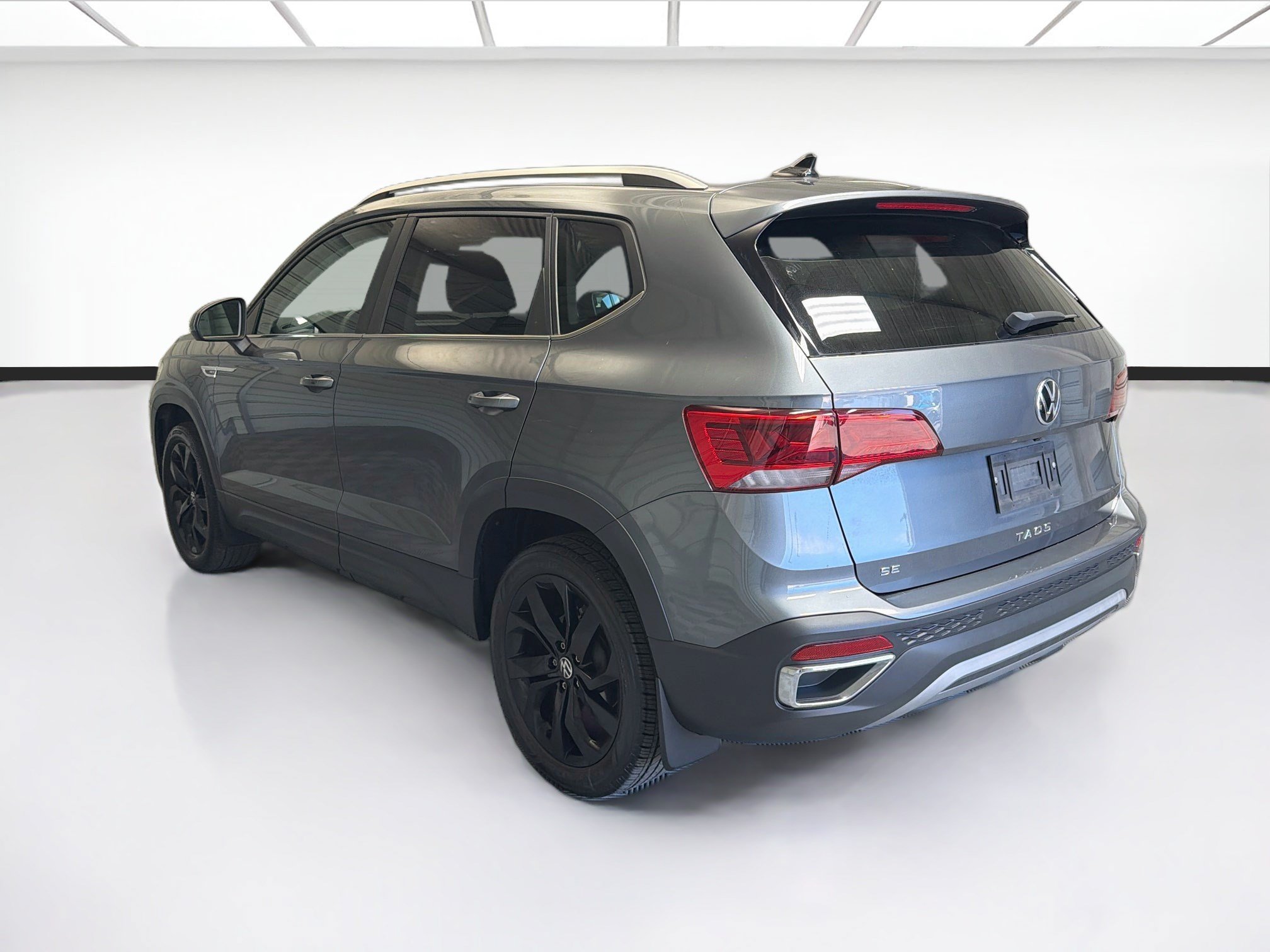 Used 2023 Volkswagen Taos SE w/ Panoramic Sunroof Package FWD image 6