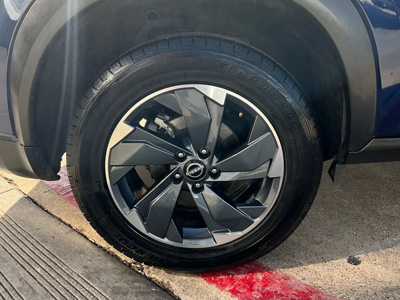 Used 2025 Nissan Rogue SV image 9