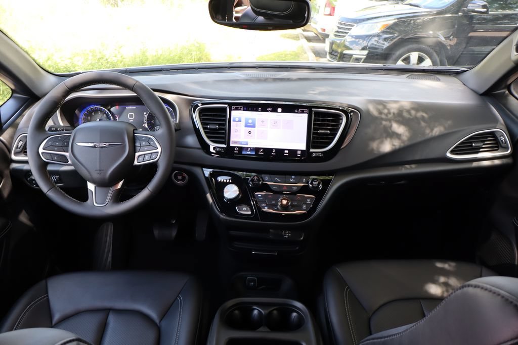 Used 2026 Chrysler Pacifica Select FWD image 45