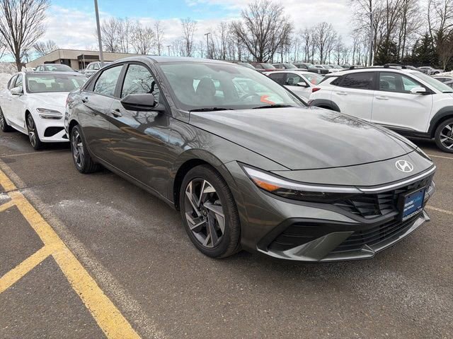 Used 2025 Hyundai Elantra Sport image 2