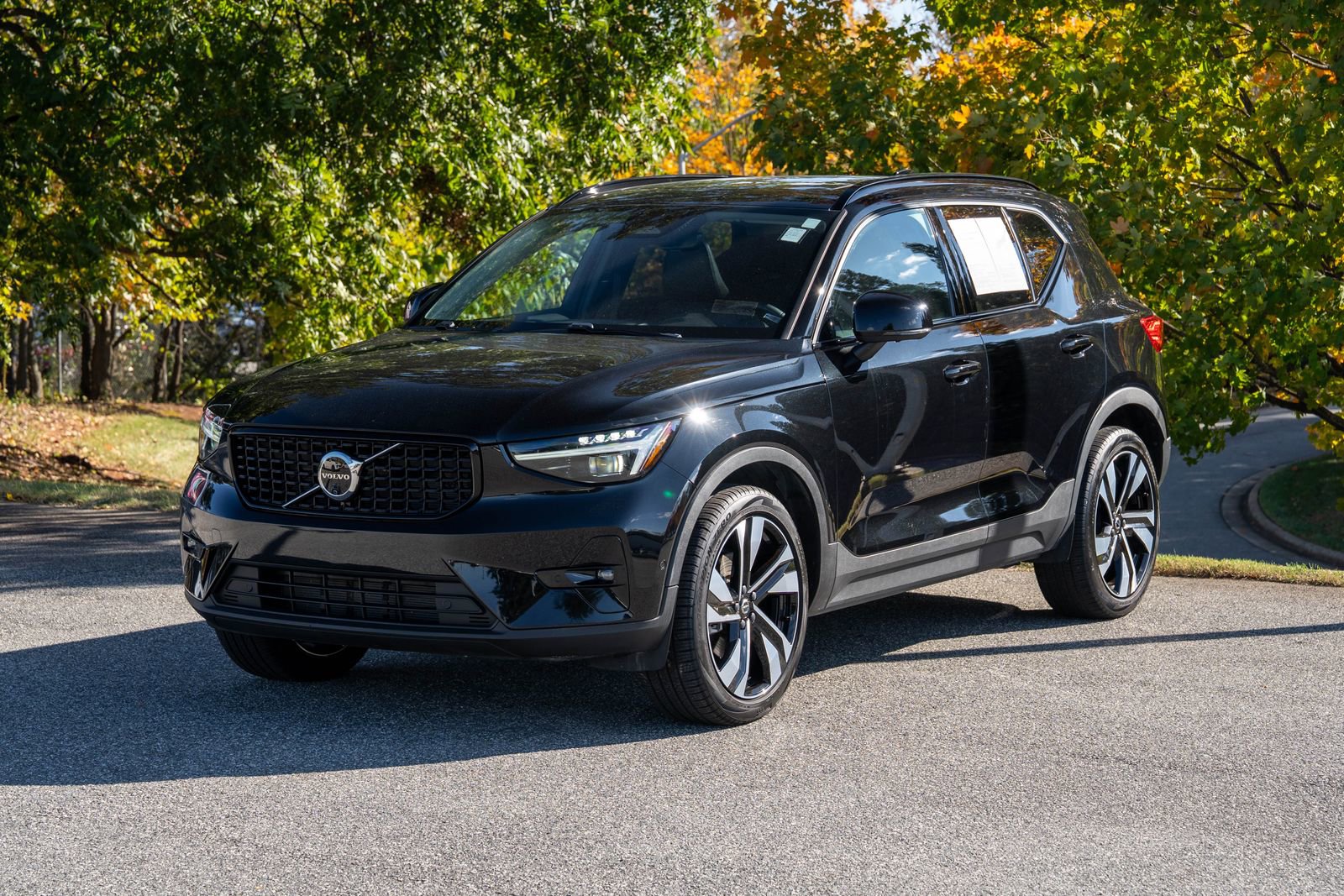 Used 2024 Volvo XC40 B5 Ultimate w/ Protection Package Premier image 5