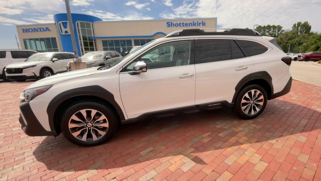 Used 2025 Subaru Outback Touring AWD/4WD image 6