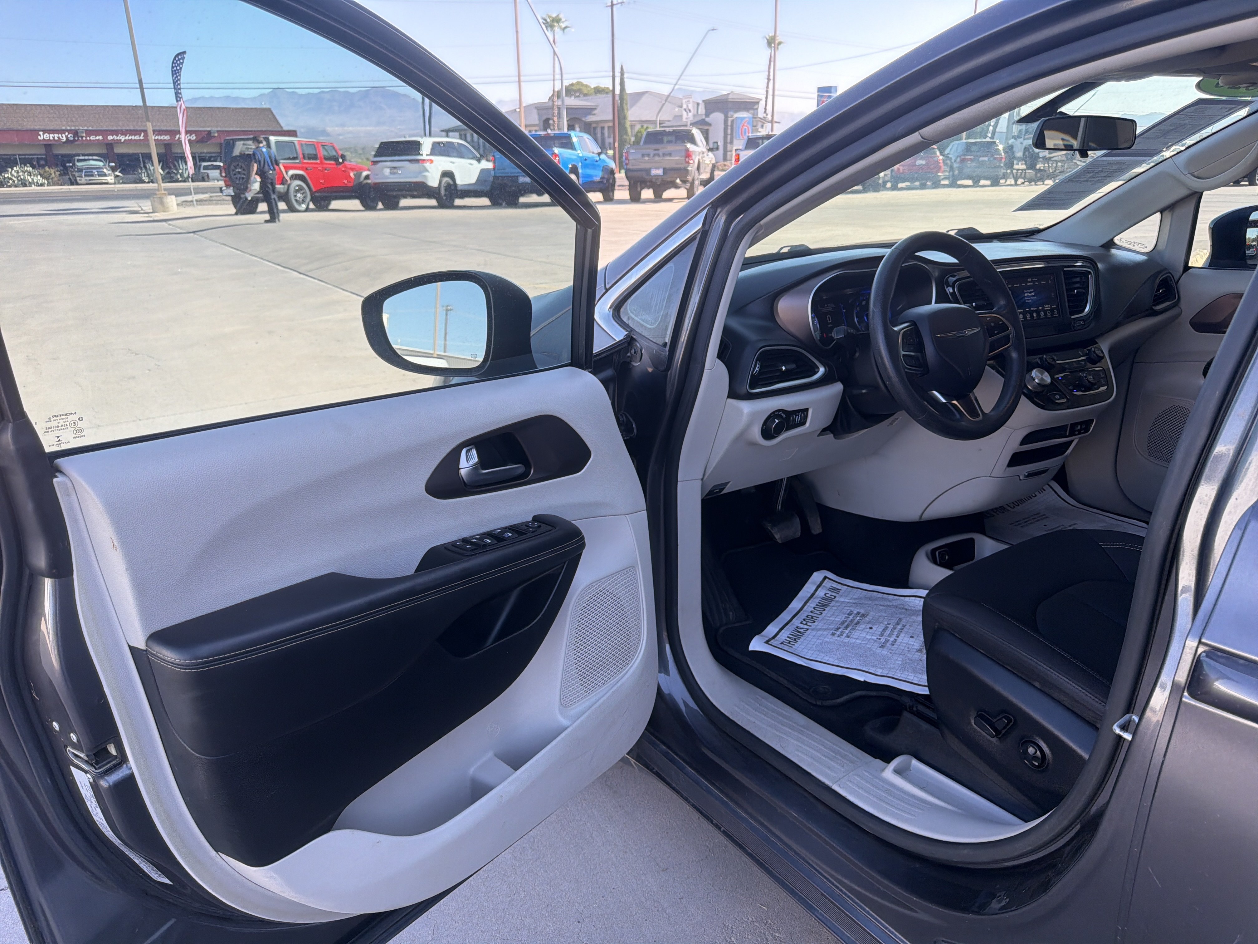 Used 2020 Chrysler Voyager LX FWD image 12