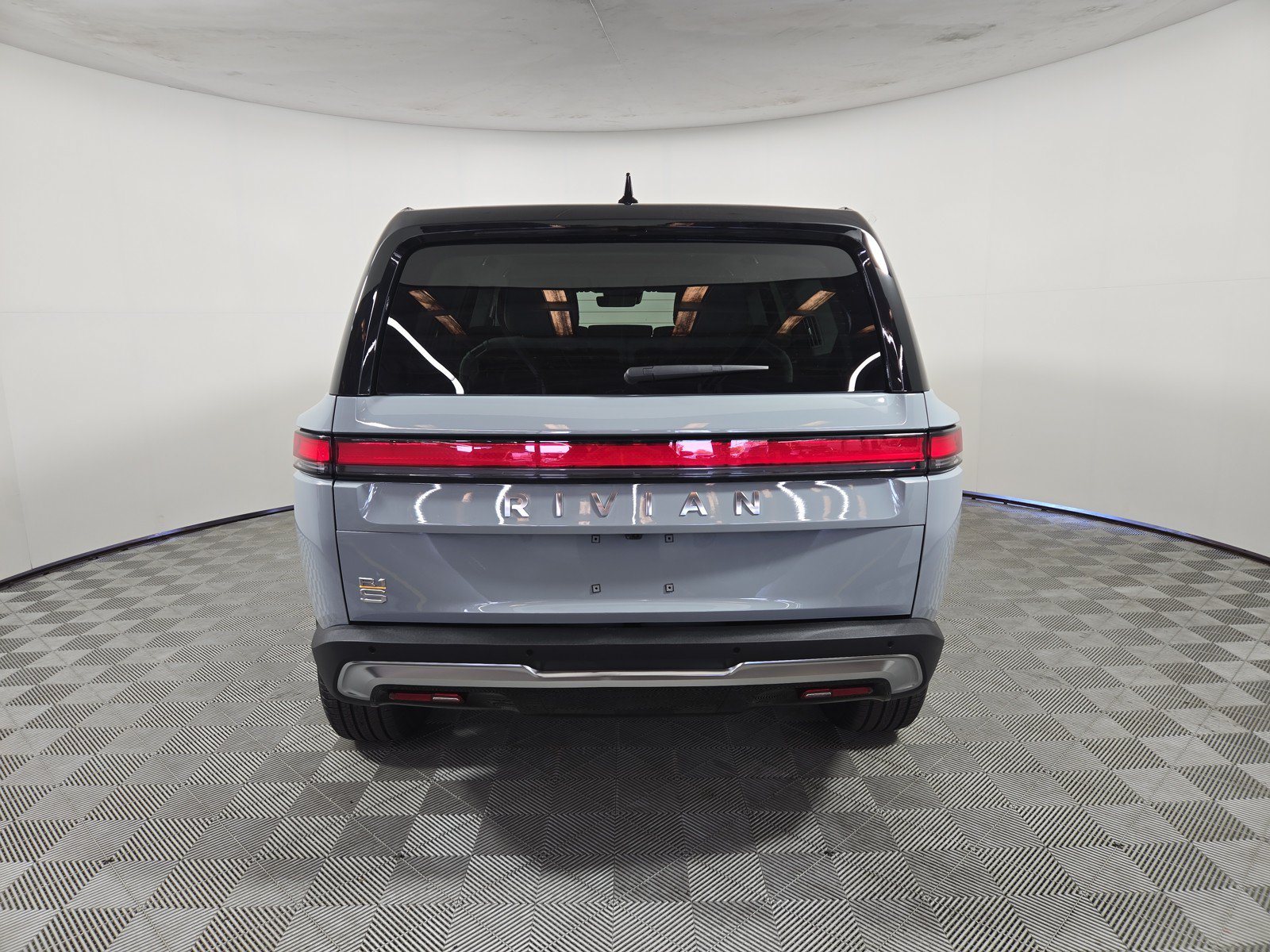 Used 2024 Rivian R1S Adventure AWD/4WD image 4