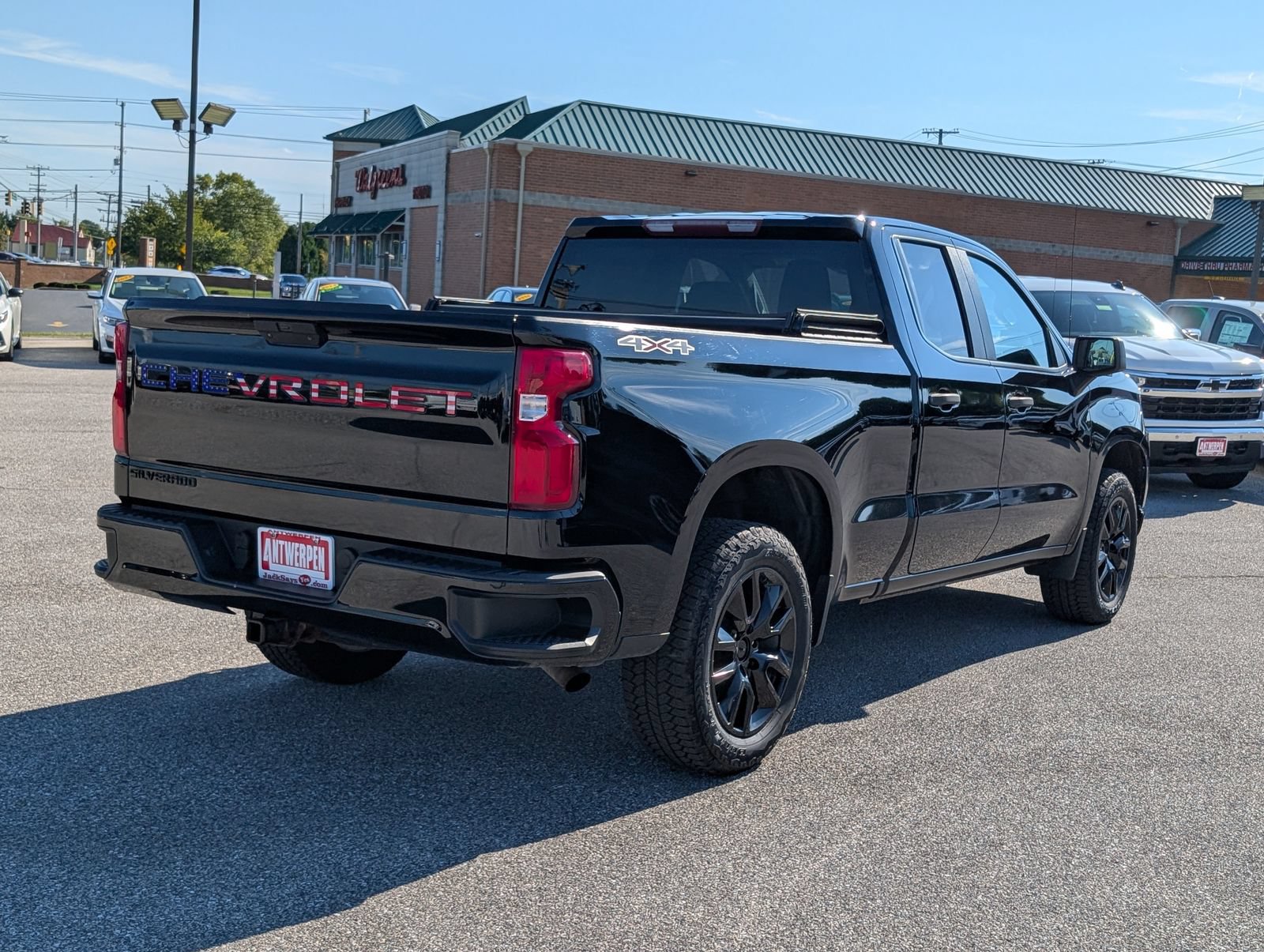 Used 2020 Chevrolet Silverado 1500 Custom w/ Custom Value Package AWD/4WD image 3