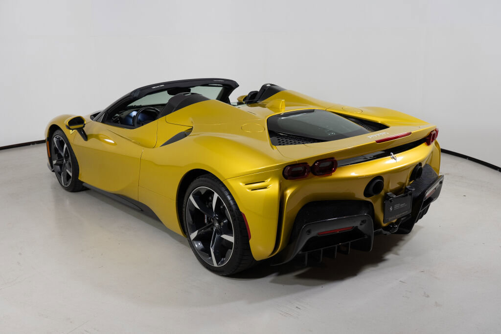 Used 2022 Ferrari SF90 Spider image 5