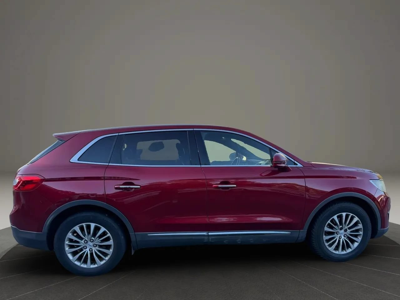 Used 2016 Lincoln MKX Select w/ Select Plus Package AWD/4WD image 4
