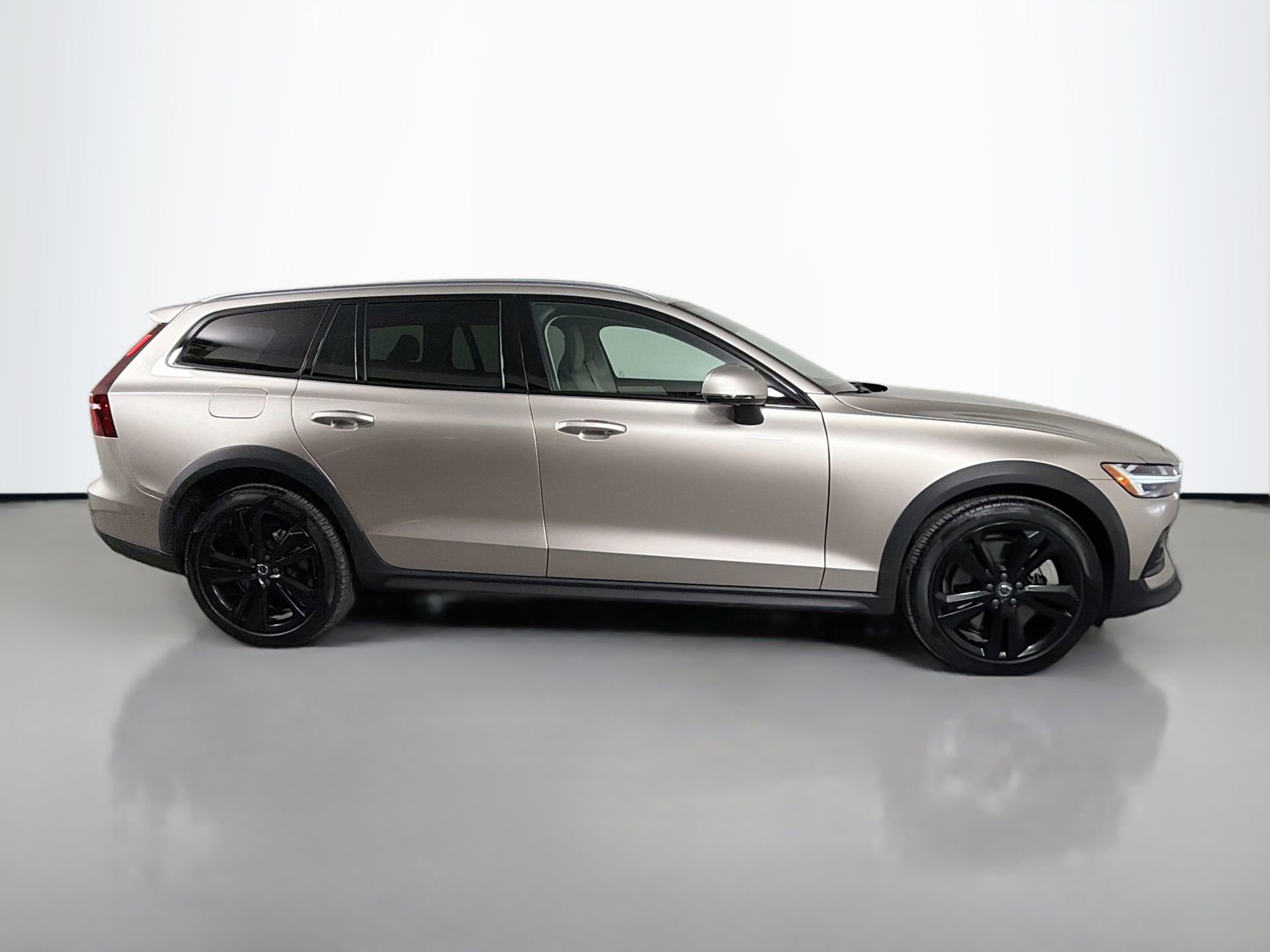 Used 2023 Volvo V60 B5 Cross Country Plus w/ Protection Package Premier image 5