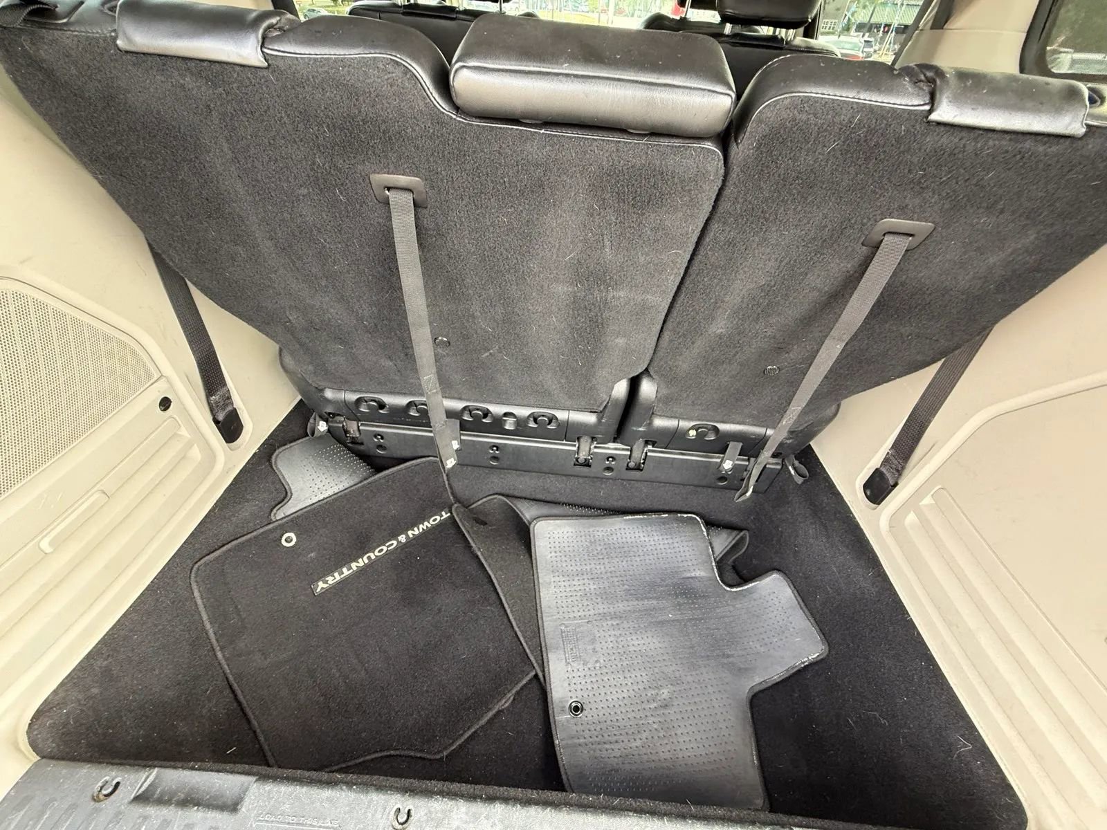 Used 2014 Chrysler Town & Country Limited image 11