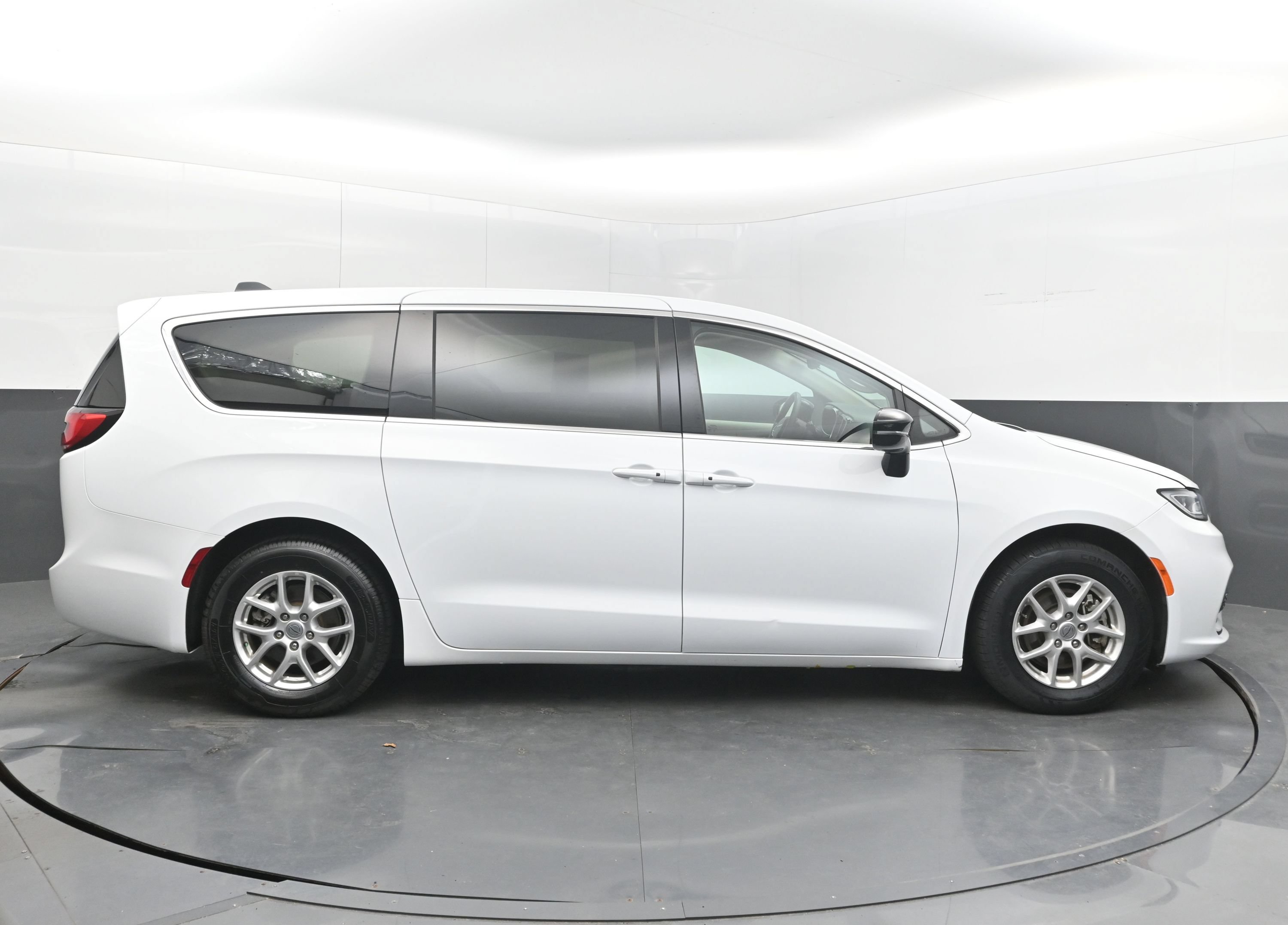 Used 2024 Chrysler Pacifica Touring-L FWD image 8