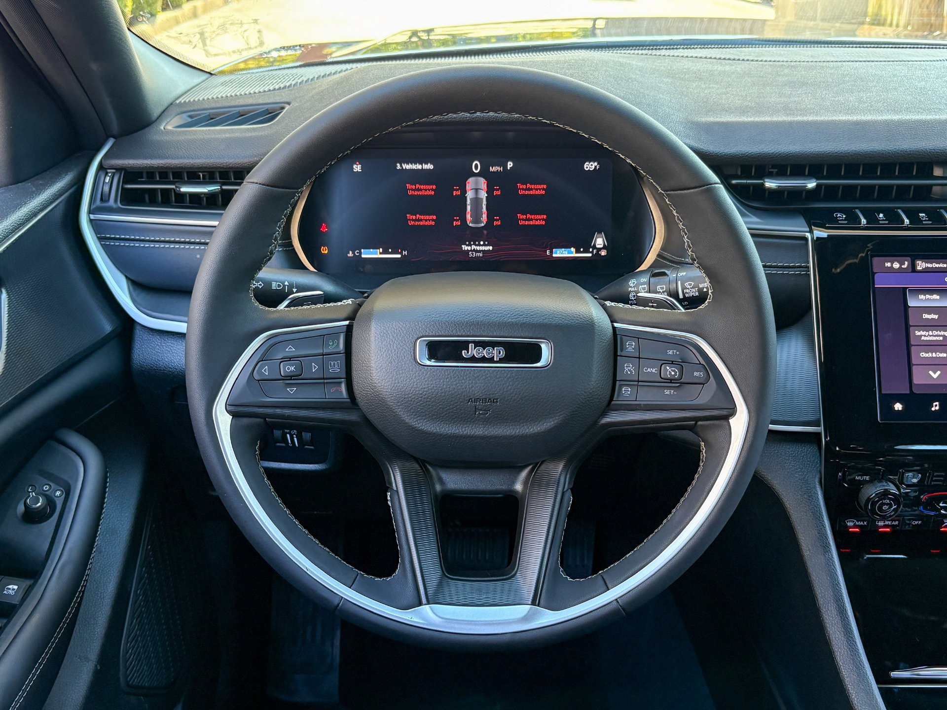 Used 2025 Jeep Grand Cherokee Altitude AWD/4WD image 12