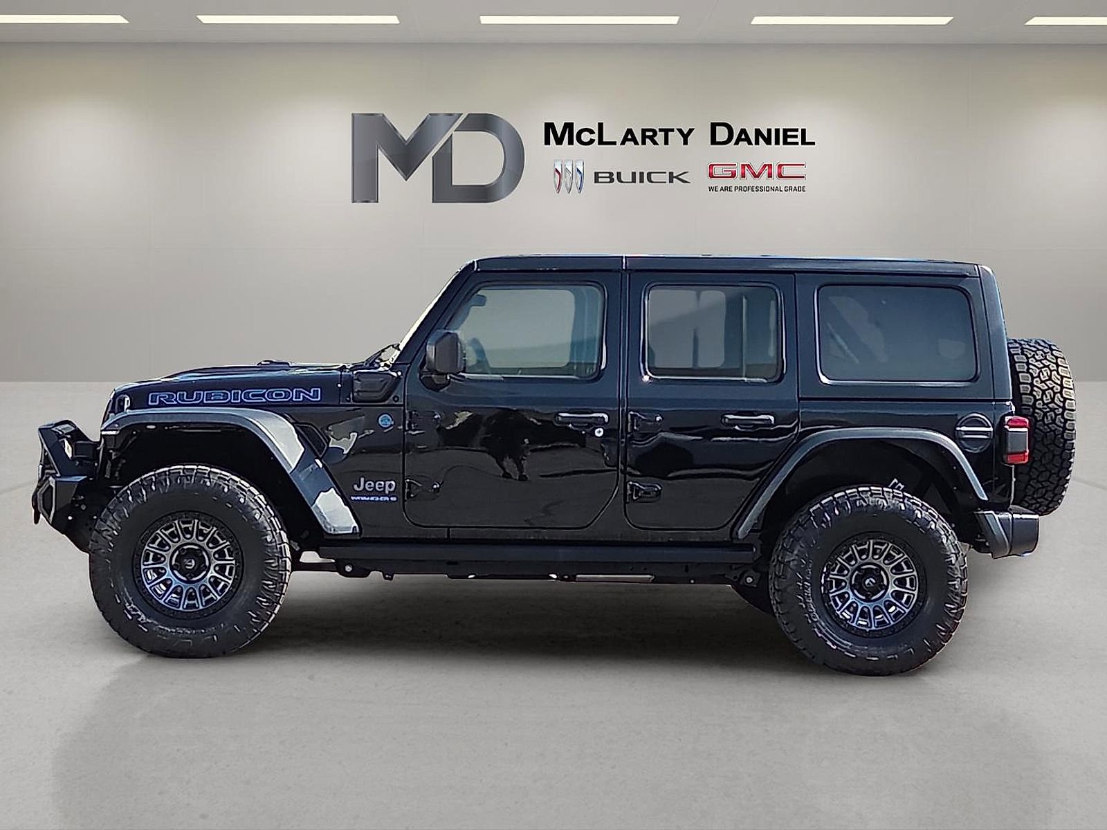 Used 2023 Jeep Wrangler Unlimited Rubicon 4xe w/ Cold Weather Group AWD/4WD image 3