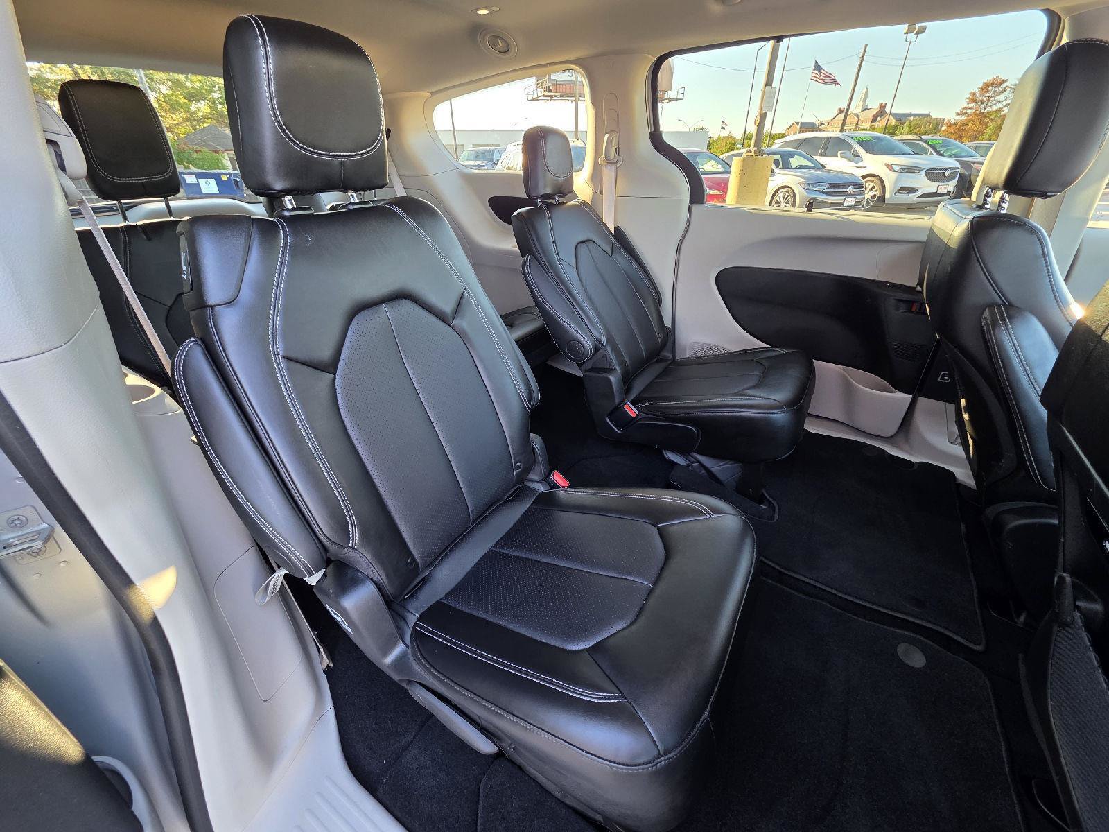 Used 2024 Chrysler Pacifica Touring-L FWD image 28