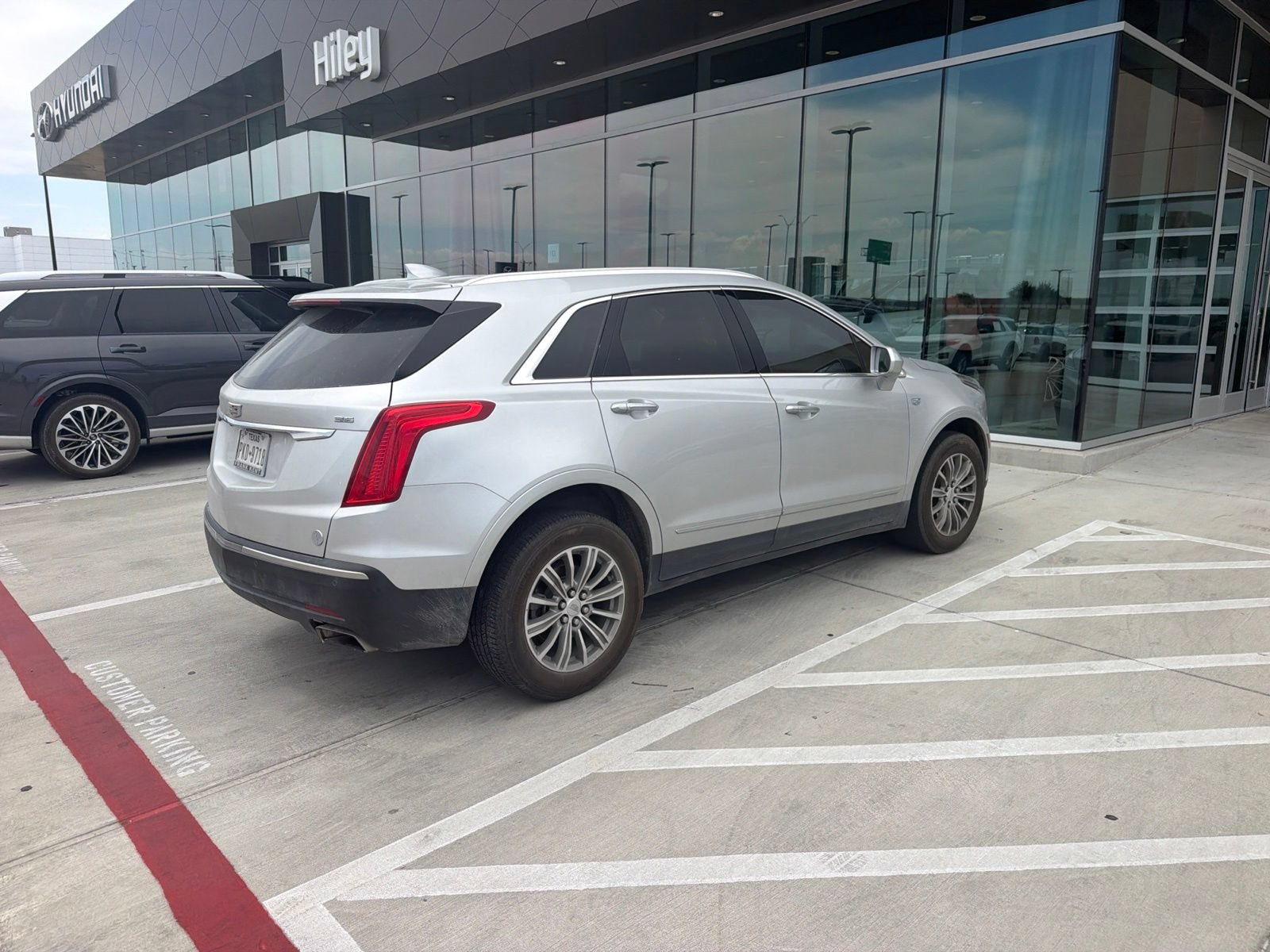 Used 2018 Cadillac XT5 Luxury w/ Driver Awareness Package FWD image 5