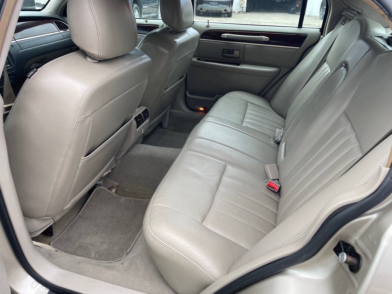 Used 2007 Lincoln Town Car Signature RWD image 12