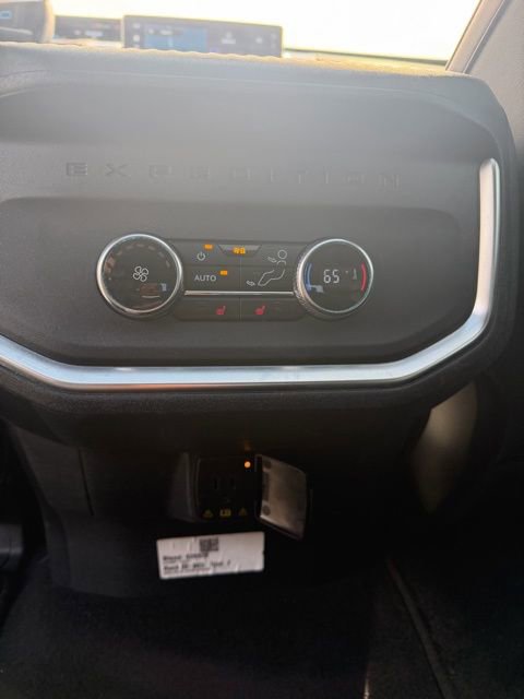 Used 2025 Ford Expedition Platinum image 16
