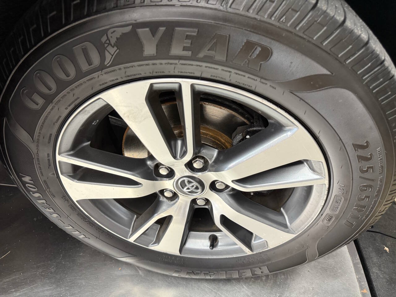Used 2017 Toyota RAV4 XLE AWD/4WD image 29