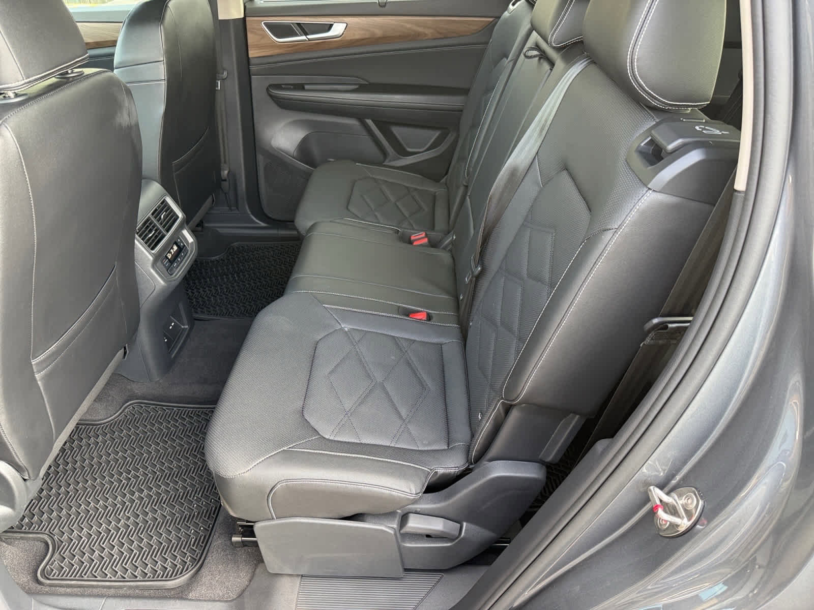 Used 2024 Volkswagen Atlas SE image 11