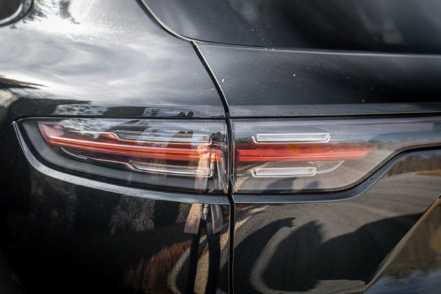 Used 2022 Porsche Cayenne Platinum Edition image 17